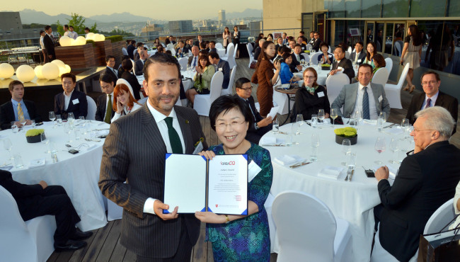 cici행사<br />김명섭 기자 msiron@heraldcorp.com
Panamanian Ambassador to Korea Aram B. Cisneros Naylor (left) and Corea Image Communication Institute President Choi Jung-wha hold up the CQ Culture Award that Cisneros received during a graduation ceremony of CICI’s 15th session at the Banyan Tree Club & Spa in Seoul on Tuesday.
Kim Myung-sub/The Korea Herald
