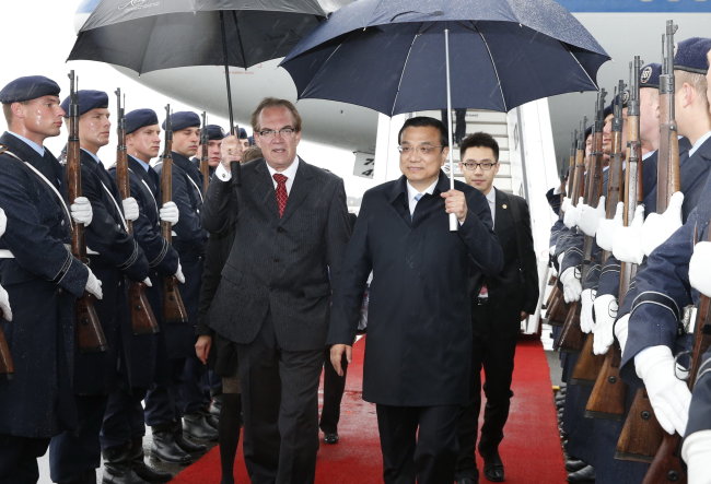 Chinese Premier Li Keqiang arrives at the airport in Berlin on Saturday, starting an official visit to Germany.
Xinhua-Yonhap News
