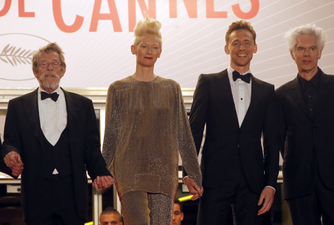 From left: Actor John Hurt, actress Tilda Swinton, actor Tom Hiddleston and director Jim Jarmusch stand at the top of the stairs as they arrive for the screening of “Only Lovers Left Alive” at the 66th Cannes Film Festival on Saturday.   AP-Yonhap News