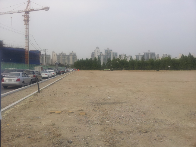 24일 국토교통부가 토지거래허가구역의 절반 이상을 해제하는 4.1 대책 후속 조치를 내놨지만 그린벨트 등 여전히 남아있는 규제 법안 탓에 실거래가 일어나지 않는 등 토지거래 활성화에 도움이 되지 않고 있다. 사진은 토지거래허가 지역에서 해제된 경기 고양시 일산서구 대화동 2606-1번지 일대.