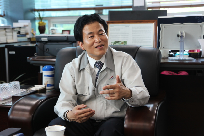 이종진(기업인/코렌대표이사)
휴대전화 갤럭시 S4의 인기로 다시 한번 주목받고 있는 광학렌즈 전문기업 코렌의 이종진<48ㆍ사진> 대표는 물리교사 출신이다.