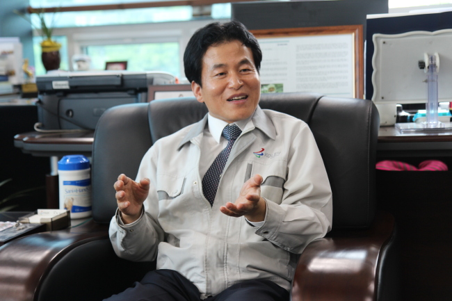 이종진(기업인/코렌대표이사)
휴대전화 갤럭시 S4의 인기로 다시 한번 주목받고 있는 광학렌즈 전문기업 코렌의 이종진<48ㆍ사진> 대표는 물리교사 출신이다.