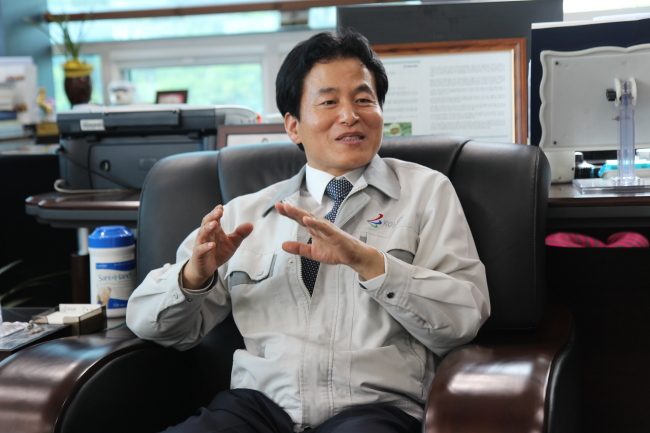 이종진(기업인/코렌대표이사)
휴대전화 갤럭시 S4의 인기로 다시 한번 주목받고 있는 광학렌즈 전문기업 코렌의 이종진<48ㆍ사진> 대표는 물리교사 출신이다.