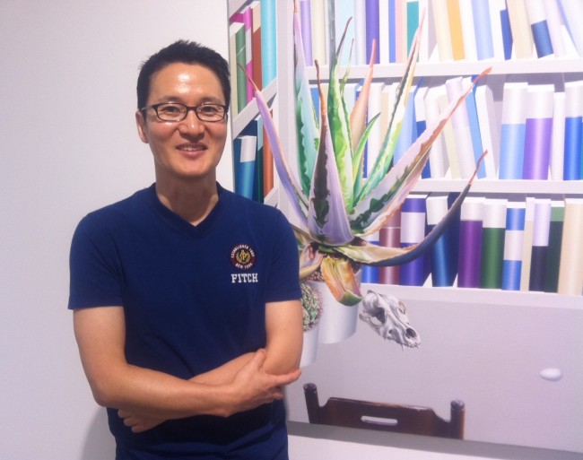 홍경택(화가)
“지난 몇년간 ‘7억원의 작가’라는 꼬리표가 따라다녔는데 앞으론 더하겠네요. 같은 그림이 리세일에서 10억원 가까운 값에 팔렸으니 말이죠. 제 그림이 해외 마켓에서 높은 값에 팔린 건 반가운 일이지만 (작품은 가려진 채) 가격만 논해지는 작가가 되는 건 원치 않아요. 작품값이 전부는 아니니까요.”