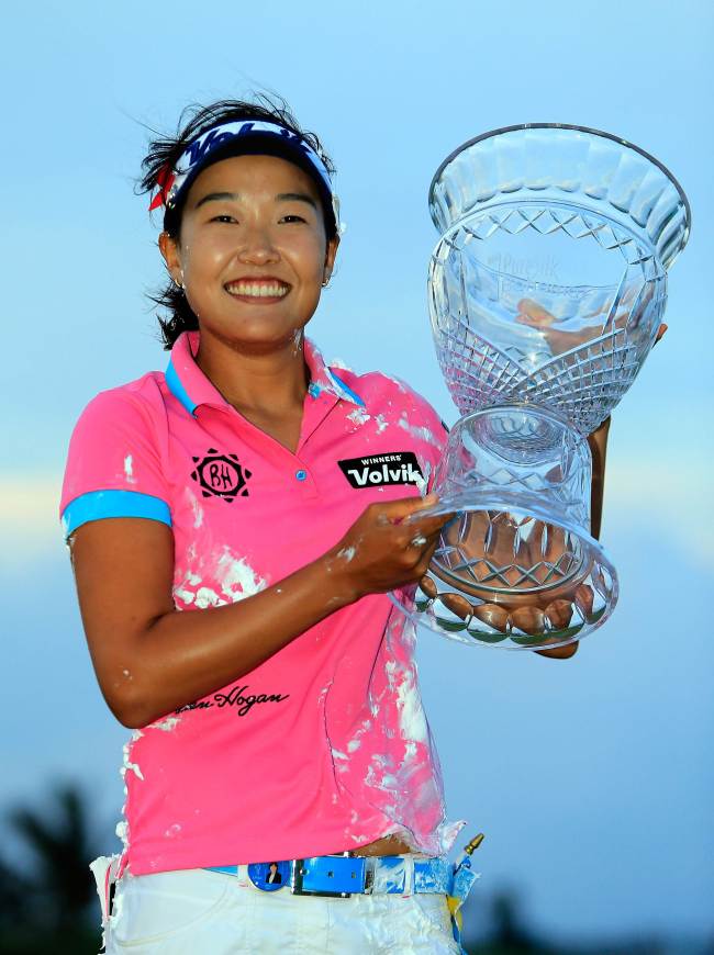 <YONHAP PHOTO-0671> PARADISE ISLAND, BAHAMAS - MAY 26: Ilhee Lee of South Korea holds the trophy after winning the Pure Silk-Bahamas LPGA Classic at the Ocean Club course on May 26, 2013 in Paradise Island, Bahamas. Sam Greenwood/Getty Images/AFP== FOR NEWSPAPERS, INTERNET, TELCOS & TELEVISION USE ONLY ==../2013-05-27 09:16:17/ <저작권자 ⓒ 1980-2013 ㈜연합뉴스. 무단 전재 재배포 금지.>
Korea’s Lee Il-hee poses with the winner’s trophy in Paradise Island, Bahamas, Sunday.   AFP-Yonhap News