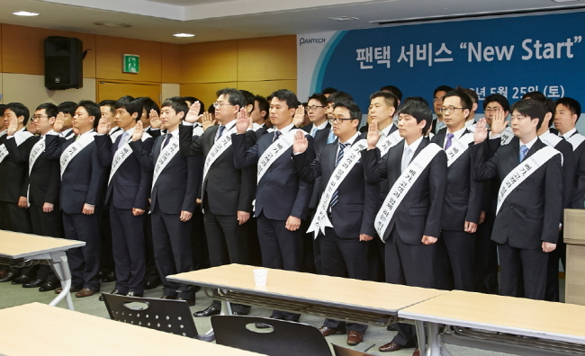 팬택은 지난 25일 전국 팬택 서비스센터 점장 및 고객감동(CD)실 임직원들은 팬택 상암동 본사에서 ‘팬택 서비스 New Start 결의대회’를 개최했다. 이날 결의대회에서 팬택은 ‘베가, 고객과 함께하는 최고의 서비스’라는 고객감동 슬로건을 선포했다. 이와 함께 지난 20일부로 전국 87개 서비스센터 리뉴얼 작업도 완료했다. 센터에는 서비스 접수와 동시에 고객이 자신의 대기순서 및 예상대기시간을 알 수 있는 스마트 대기 시스템도 도입했다. 최근 삼성전자로부터 530억원 지분투자를 받은 팬택은 신규 서비스센터 증설 등 브랜드 마케팅을 적극 강화할 계획이다.  [사진제공=팬택]