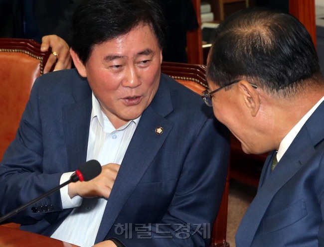 황우여(오른쪽) 새누리당 대표가 27일 오전 국회에서 열린 최고위원회의에서 최경환 원내대표와 이야기를 나누고 있다../안훈 기자 rosedale@ 2013.05.27