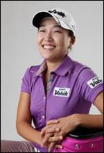 이일희(골퍼/볼빅골프단)
이일희(25ㆍ볼빅)의 미국여자프로골프(LPGA) 투어 첫 우승 뒤에는 또 하나의 쾌거가 더 숨어 있었다. 바로 사상 최초로 국산 골프공을 사용한 선수가 LPGA를 제패했다는 사실이다. 주인공은 국산골프공 제조업체 볼빅이다.
