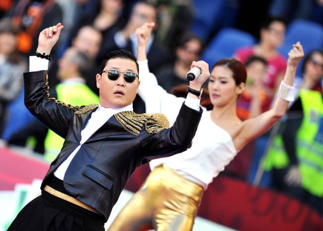 Psy performs his mega-hit song “Gangnam Style” at the Italian Cup final pregame festivities at the Stadio Olimpico in Rome, Sunday.   Yonhap News
