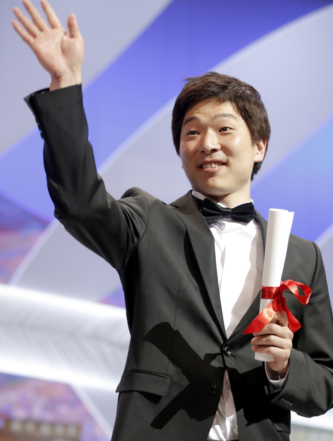 문병곤(영화감독)
Moon Byoung-gon is presented the Best Short Film award for his film “Safe” during an awards ceremony at the 66th International Film Festival in Cannes, France, Sunday.   AP-Yonhap News