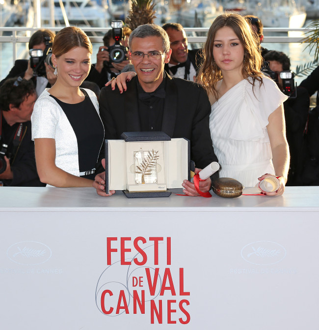 From left: Lea Seydoux, director Abdellatif Kechiche, and Adele Exarchopoulos arrive at the award photocall after receiving the “Palm d’Or” prize for the film “La vie d’Adele (Blue is the Warmest Color)” during the 66th annual Cannes International Film Festival in Cannes, France, Sunday.   UPI-Yonhap News