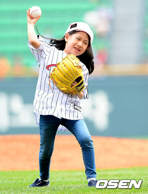 박민하(탤런트/모델)
아역 배우 박민하(6)의 앙증 시구에 네티즌들도 반했다.
　