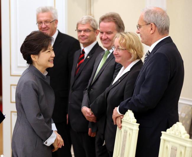 President Park Geun-hye greets the delegation led by Winfried Kretschmann (left), president of the Bundesrat of Germany, in Cheong Wa Dae on Monday.   Chung Hee-cho/The Korea Herald