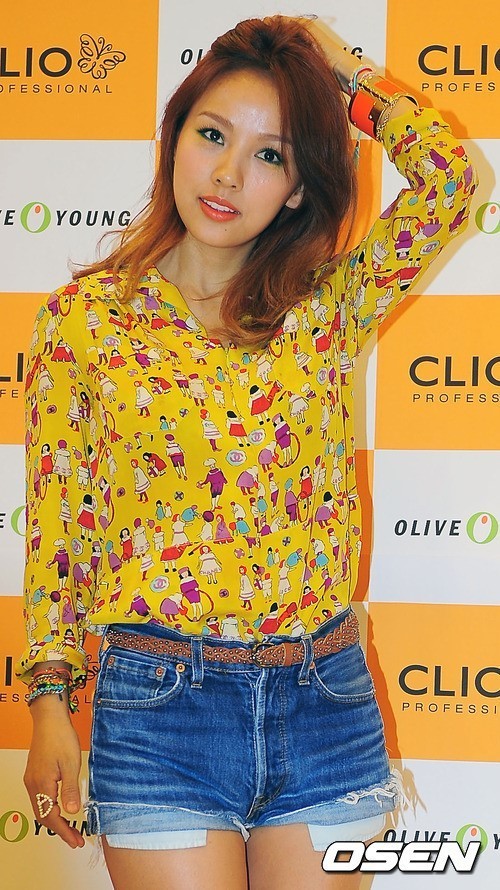 이효리(가수/핑클)
K-pop singer Lee Hyori’s much-awaited comeback album “Monochrome” has swept the local music charts, proving her to be a force to be reckoned with despite her three-year hiatus from the music scene.