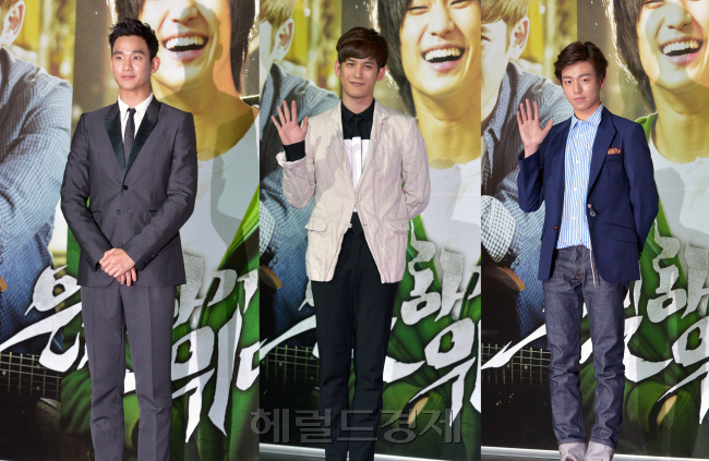 김수현(좌부터/탤런트/영화배우),박기웅(영화배우/탤런트),이현우(탤런트/영화배우)
배우 박기웅, 손현주, 김수현, 이현우가 27일(월) 오후 2시 서울 중구 을지로6가 메가박스 동대문점에서 열린 영화 <은밀하게 위대하게>(감독 장철수) 언론시사회를 마치고 포토타임을 갖고 있다.