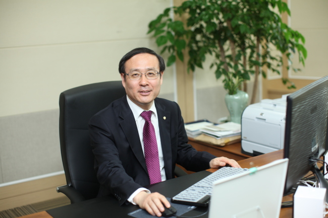 오세정(연구인/교수/국제과학비즈니스벨트기초과학연구원원장/서울대학교교수)기초과학연구원(IBS)의 오세정(60ㆍ사진) 원장은 일찌기 ‘공부의 신(神)’으로 불리웠다. 1971년 전국 수재가 다 모인다는 서울 경기고를 수석으로 졸업했고, 같은 해 대학 입시 예비고사와 서울대 본고사에서도 수석을 놓치지 않았다.