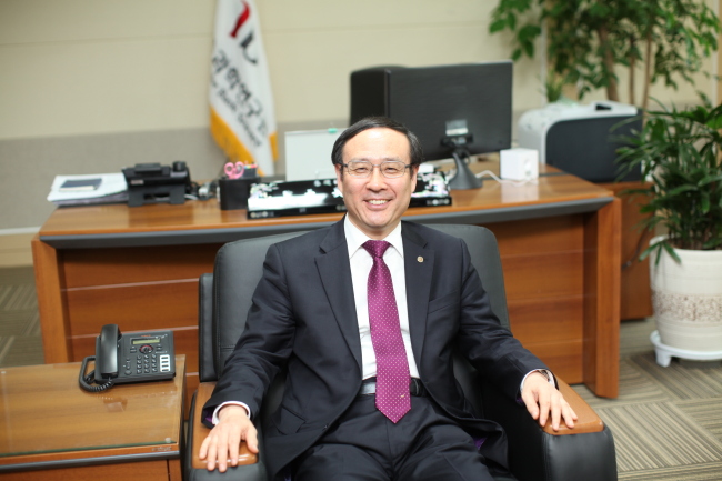 오세정(연구인/교수/국제과학비즈니스벨트기초과학연구원원장/서울대학교교수)기초과학연구원(IBS)의 오세정(60ㆍ사진) 원장은 일찌기 ‘공부의 신(神)’으로 불리웠다. 1971년 전국 수재가 다 모인다는 서울 경기고를 수석으로 졸업했고, 같은 해 대학 입시 예비고사와 서울대 본고사에서도 수석을 놓치지 않았다.