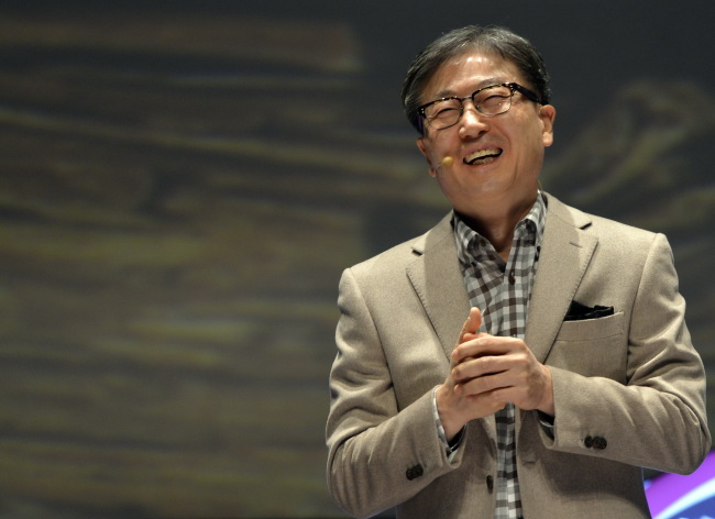 윤부근(기업인/삼성전자사장)
‘2015년 세계 1위’를 나란히 선언한 삼성전자와 LG전자의 생활가전사업 수장들이 각기 다른 스타일로 조직에 ‘1등 DNA’를 심고 있다. 윤부근 삼성전자 사장이 “자신감을 가지고 고정관념을 버려라”는 메세지로 사업부의 변신을 이끌어내고 있다면, 조성진 LG전자 사장이 “안주하지 말고 고객을 생각하라”는 메시지로 사업부 전반의 꼼꼼한 혁신에 나서고 있다.