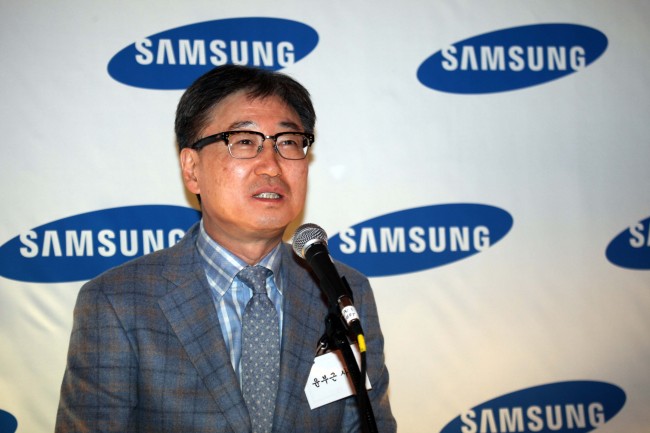 윤부근(기업인/삼성전자사장)
‘2015년 세계 1위’를 나란히 선언한 삼성전자와 LG전자의 생활가전사업 수장들이 각기 다른 스타일로 조직에 ‘1등 DNA’를 심고 있다. 윤부근 삼성전자 사장이 “자신감을 가지고 고정관념을 버려라”는 메세지로 사업부의 변신을 이끌어내고 있다면, 조성진 LG전자 사장이 “안주하지 말고 고객을 생각하라”는 메시지로 사업부 전반의 꼼꼼한 혁신에 나서고 있다.