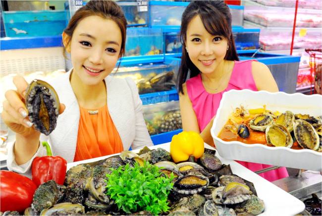 홈플러스가 바다의 날을 맞아 오는 30일부터 다음달 4일까지 전복 연중 최저가 행사를 진행한다.