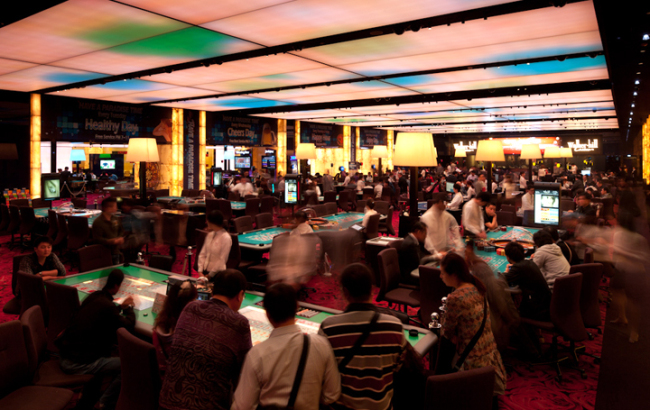 Paradise Casino in Seoul is crowded with foreign tourists.