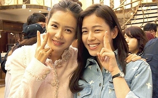 손예진(좌부터/언진/영화배우/탤런트),경수진(탤런트)
신예 배우 경수진이 새 월화 드라마 ‘상어’에서 눈도장을 찍으면서, 과거 손예진과 함께 찍은 닮은꼴 셀카가 화제를 모으고 있다.