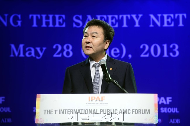신제윤 금융위원장이 28일 오전 서울 하얏트호텔에서 열린 국제공공자산관리기구 포럼(IPAF) 창립 및 제1회 연차총회에 참석해 기조연설을 하고 있다. 박해묵 기자/mook@heraldcorp.com
신제윤 금융위원장이 28일 오전 서울 하얏트호텔에서 열린 국제공공자산관리기구 포럼(IPAF) 창립 및 제1회 연차총회에 참석해 기조연설을 하고 있다. 박해묵 기자/mook@heraldcorp.com
신제윤 금융위원장이 28일 오전 서울 하얏트호텔에서 열린 국제공공자산관리기구 포럼(IPAF) 창립 및 제1회 연차총회에 참석해 기조연설을 하고 있다. 박해묵 기자/mook@heraldcorp.com