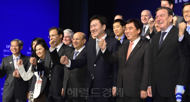 신제윤 금융위원장이 28일 오전 서울 하얏트호텔에서 열린 국제공공자산관리기구 포럼(IPAF) 창립 및 제1회 연차총회에 참석해 참가자들과 포토세션을 가지고 있다. 박해묵 기자/mook@heraldcorp.com
신제윤 금융위원장이 28일 오전 서울 하얏트호텔에서 열린 국제공공자산관리기구 포럼(IPAF) 창립 및 제1회 연차총회에 참석해 참가자들과 포토세션을 가지고 있다. 박해묵 기자/mook@heraldcorp.com
“亞금융사 외부충격 공동대응”