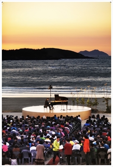 백건우(피아니스트)
scene from “Piano Virtuoso, Paik Kun-woo’s Island Concert” in 2011.   MBC