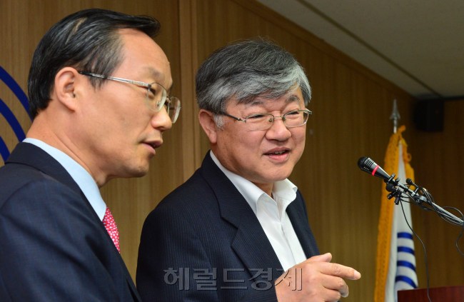 28일 오전 원자력안전위원회 회의실에서 이은철 원자력안전위원회 위원장이 원자력의 안전에 대해 긴급 기자회견 도중 박윤원 한국원자력기술원원장과 이야기를 나누고 있다.<br />이상섭 기자. babtong@heraldcorp.com 2013.05.28
28일 오전 원자력안전위원회 회의실에서 이은철 원자력안전위원회 위원장이 원자력의 안전에 대해 긴급 기자회견 도중 박윤원 한국원자력기술원원장과 이야기를 나누고 있다.
이상섭 기자. babtong@heraldcorp.com 2013.05.28
이은철(오른쪽) 원자력안전위원회 위원장이 28일 긴급 기자회견 도중 박윤원 한국원자력기술원장과 이야기를 나누고 있다.
이상섭 기자/babtong@heraldcorp.com
