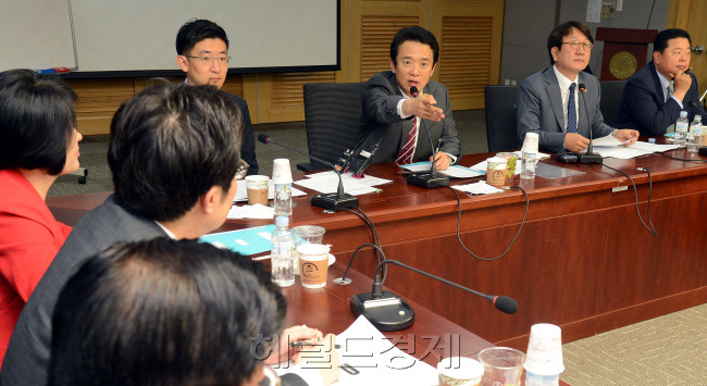 28일 오전 서울 여의도 국회의사당 의원회관에서 열린 새누리당 경제민주화실천모임 전체회의에서 남경필 의원이 발언하고 있다. 경제민주화실천모임은 이날 '착취적 갑을관계'의 근본적으로 해결하고 을(乙)의 지위를 강화하기 위해 '갑을관계 민주화법'을 발의한다고 밝혔다./안훈기자 rosedale@ 2013.05.28