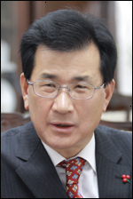 이시종(광역단체장/전국회의원/충청북도도지사)
충청북도는 성원메디칼(주)(대표 이낙호)이 28일 오후 청원군 강내면 황탄리에서 이시종<사진> 충청북도지사, 유인술 대한응급의학회 이사장, 김기철 서울대교수 등 200여명이 참석한 가운데 공장 준공식을 가진다고 밝혔다.