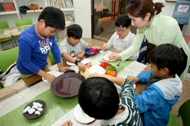 풀무원 김치박물관(www.kimchimuseum.co.kr)은 6월 매주 토,일요일 각각 김치 및 태국 식문화를 주제로 한 다문화 교육 프로그램을 무료로 운영한다.