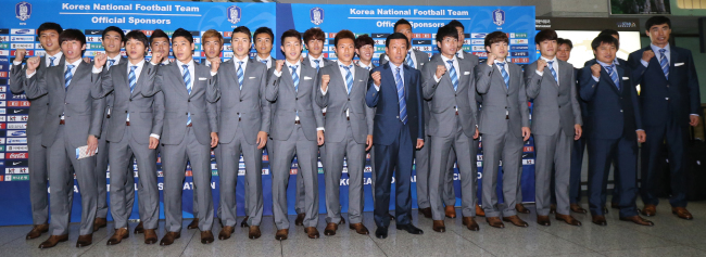 The Korean national soccer team poses at Incheon International Airport prior to departing for Dubai on Tuesday.   Yonhap News
