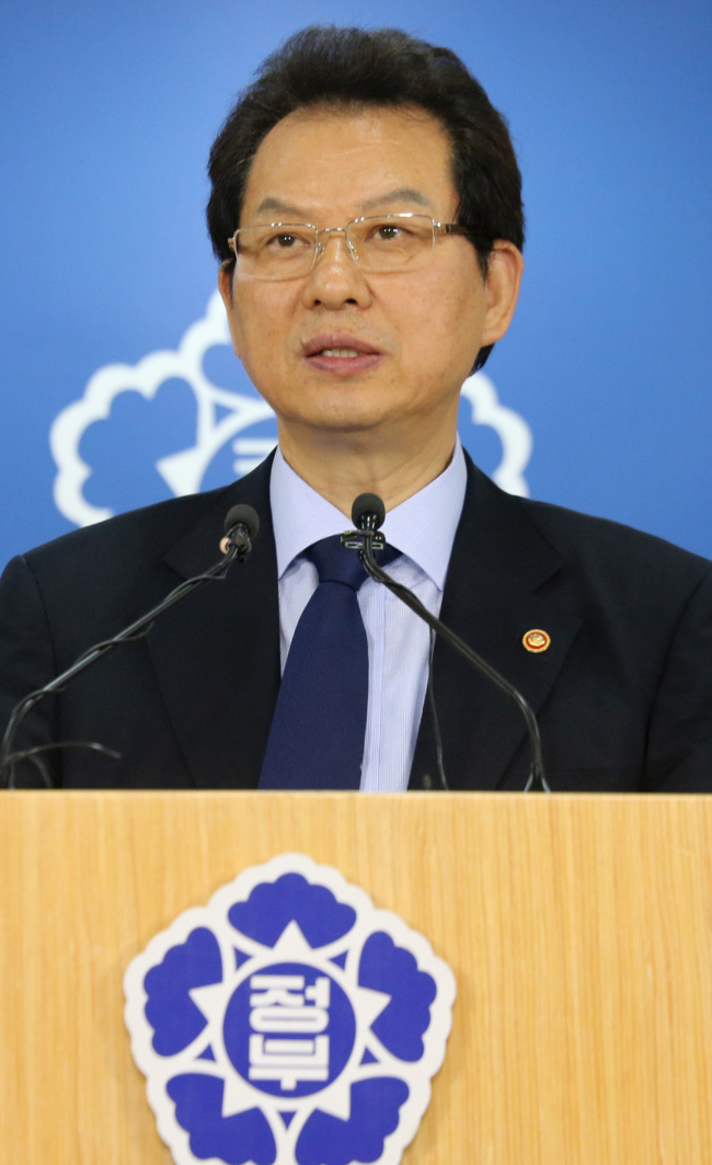 Education Minister Seo Nam-soo addresses a news conference Tuesday.   Yonhap News