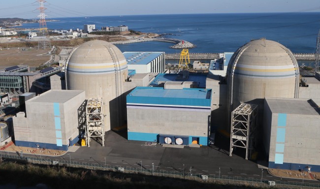 The photo shows Reactors 1 (right) and 2 at Shin-Kori nuclear power plant in Busan. Reactor 2 was suspended Tuesday due to substandard parts, while officials postponed the resumption of Reactor 1, which had been under maintenance.   Yonhap News