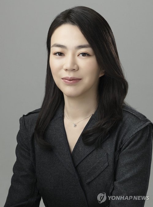조현아(기업인/대한항공기내식기판사업본부본부장/대한항공객실승무본부본부장부사장/
칼호텔네트워크대표이사)
Cho Hyun-ah, Korean Air’s senior vice president, recently delivered twins in the United States, sparking speculation that her travel to Hawaii could have been intended to obtain U.S. citizenship for the children.