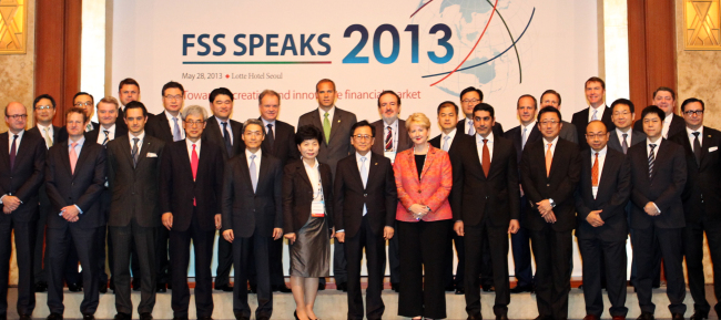Financial Supervisory Service Gov. Choi Soo-hyun (center, front row) poses with chief executives of foreign financial firms operating in Korea during the FSS Speaks 2013 forum at Lotte Hotel in Seoul on Tuesday.   Yonhap News