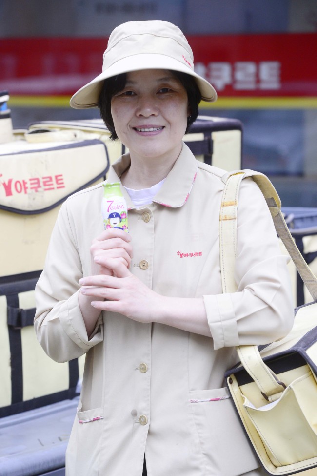 야쿠르트 아줌마 판매왕 심정숙. 박해묵 기자/mook@heraldcorp.com
야쿠르트 아줌마 판매왕 심정숙. 박해묵 기자/mook@heraldcorp.com
야쿠르트 아줌마 판매왕 심정숙. 박해묵 기자/mook@heraldcorp.com