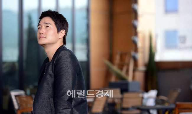 유지태(영화배우/영화감독)
28일 오후 배우에서 영화감독으로 변신한 유지태(37)가 서울 동작구 사당동 아트나인시네마에서 포즈를 취하고 있다.각본, 제작까지 1인 3역을 한 유지태의 첫 장편영화‘마이 라띠마’는 다음달 6일 개봉한다.
