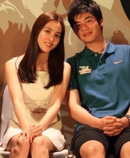 한혜진(좌부터/탤런트/영화배우),기성용(축구선수/스완지시티AFC)
배우 한혜진(32)과 축수선수 기성용(24, 스완지시티)이 오는 7월 1일 백년가약을 맺는다.