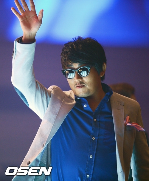 이승철(가수)
이승철은 28일 오후 트위터에 “싸이가 이탈리아에서 야유를 받았답니다. 맞아요. 그동안 우리가 이태리제를 매우 좋아했었죠. 우리도 이제 이태리 여행 그만 갑시다”는 글을 게재했다.