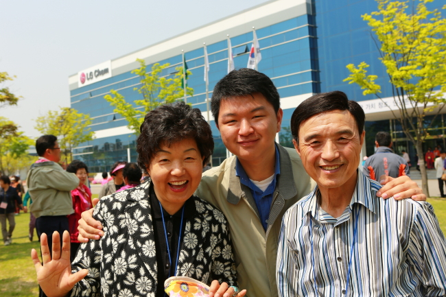 LG화학 임직원들은 지역 사업장을 중심으로 한 ‘지역 밀착형 릴레이 봉사활동‘을 펼치고 있다. 전국 8개 사업장 임직원 500여명은 이달 한달 간 사업장 인근의 어려운 이웃을 찾아 환경정화, 농촌 일손 돕기, 급식봉사 등 다채로운 지원활동을 펼치고 있다