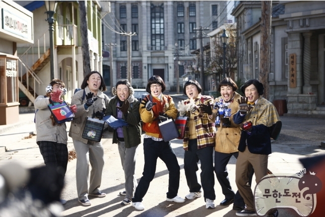 길(좌부터/길성준/가수/리쌍),정준하(MC/영화배우),박명수(MC/가수),유재석(MC/개그맨),정형돈(MC/개그맨),노홍철(MC),하하(하동훈/가수)
무한도전’의 연출을 맡은 김태호 PD는 최근 ‘썰전’(JTBC)에서 “본방송 대신 인터넷으로 방송을 내려받아 보는 젊은 세대들이 늘어 본방 시청률 사수가 어려워졌다”고 털어놨다.