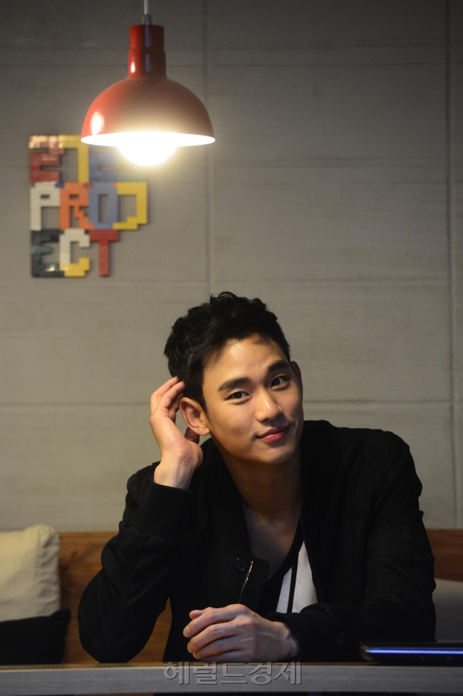 김수현(탤런트/영화배우)
동명 웹툰을 스크린에 옮긴 ‘은밀하게 위대하게’(감독 장철수)의 김수현(25)은 “영화 첫 주연이라는 부담감을 이겨내야 했다”며 “4가지의 색깔을 가진 인물을 연기해야 했고, 강도높은 액션도 처음이라 초반엔 훈련의 고통도 컸다”고 말했다.