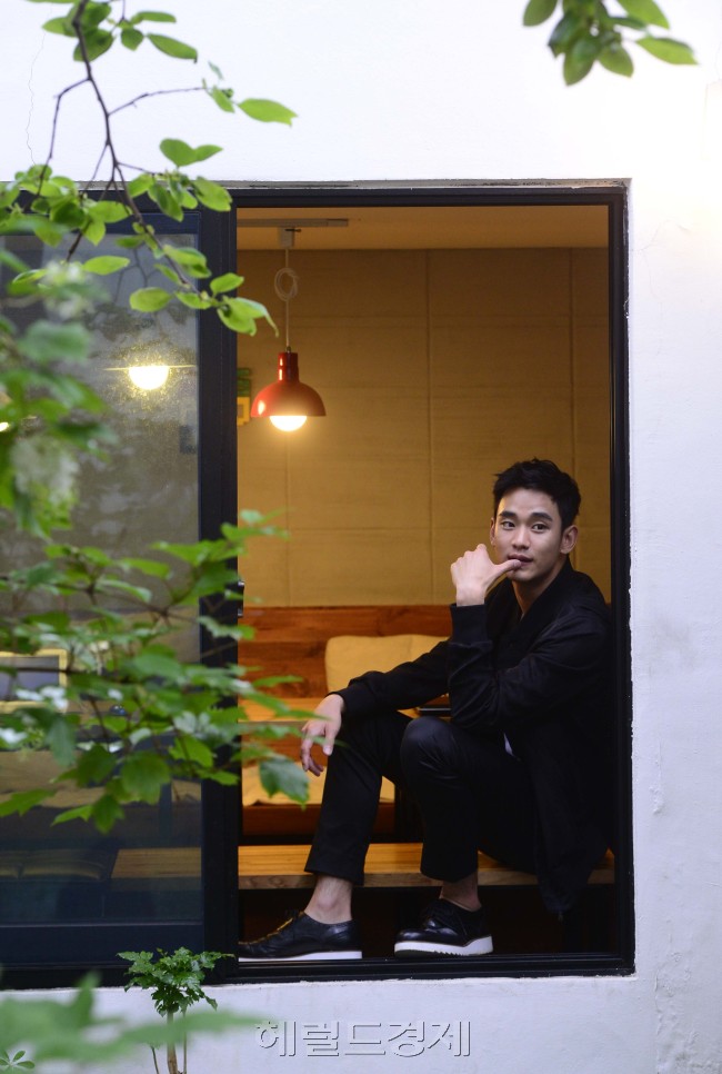 김수현(탤런트/영화배우)
동명 웹툰을 스크린에 옮긴 ‘은밀하게 위대하게’(감독 장철수)의 김수현(25)은 “영화 첫 주연이라는 부담감을 이겨내야 했다”며 “4가지의 색깔을 가진 인물을 연기해야 했고, 강도높은 액션도 처음이라 초반엔 훈련의 고통도 컸다”고 말했다.
