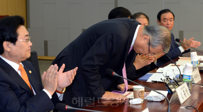 29일 오전 서울 여의도 국회 의원회관에서 '혁신과 정의의 나라포럼'이 열리는 가운데 김종인 전 대통령 경제수석이 참석한 의원들에게 인사를 하고 있다./안훈기자 rosedale@ 2013.05.29
29일 오전 서울 여의도 국회 의원회관에서 '혁신과 정의의 나라포럼'이 열리는 가운데 김종인 전 대통령 경제수석이 참석한 의원들에게 인사를 하고 있다./안훈기자 rosedale@ 2013.05.29