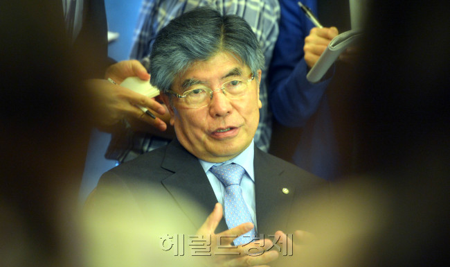 김중수(금융인/전대학총장/한국은행총재/동아시아태평양중앙은행총재회의의장)
김중수 한국은행 총재는 29일 기업의 저축이 실물경제로 이어지지 않고 있다고 진단했다.