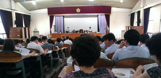 경매시장에 고가 입찰 주의보가 울리고 있다. 올들어 경매시장에 응찰자들이 대거 몰리면서 과열 입찰 경쟁이 불붙고 있다. 이에 따라 일부 응찰자들은 입찰에서 높은 가격을 써내는 등 공격적으로 나섰다가 낭패를 보는 경우가 부지기수다.