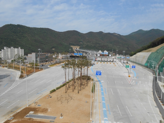 29일 대구시에 따르면 상인에서 범물 간 동ㆍ서 지역을 터널과 교량으로 연결해 10분 이내 통행이 가능한 ‘4차순환도로 민간투자시설사업’이 완료됨에 따라 다음달 3일 오전 11시부터 시민들에게 당분간 무료로 임시 개통한다.